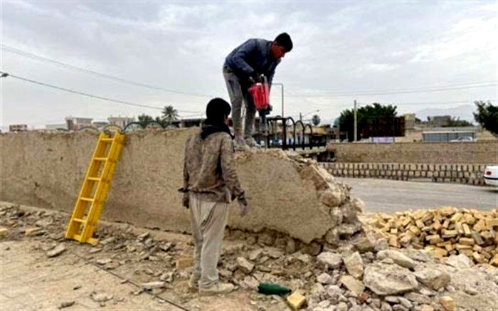 دیوار محوطه باغ نشاط لار مرمت می‌شود