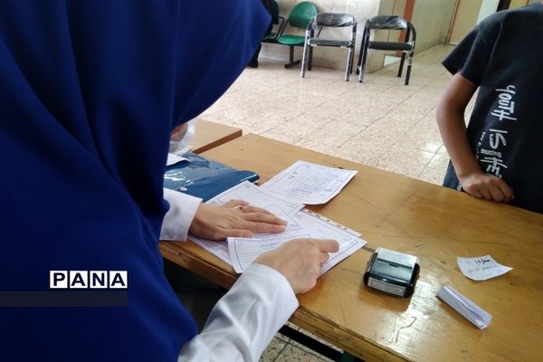 برگزاری اردوی جهادی معاینات پزشکی شهرستان قرچک در دبستان شاهد خاتم الانبیا