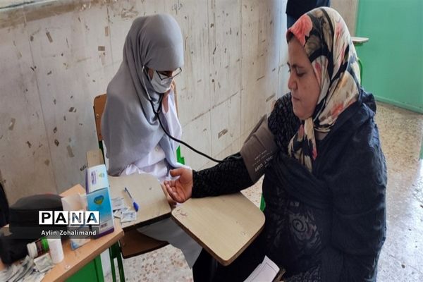 برگزاری اردوی جهادی پزشکی دبیرستان شهید‌بهایی در شهرستان رباط‌کریم