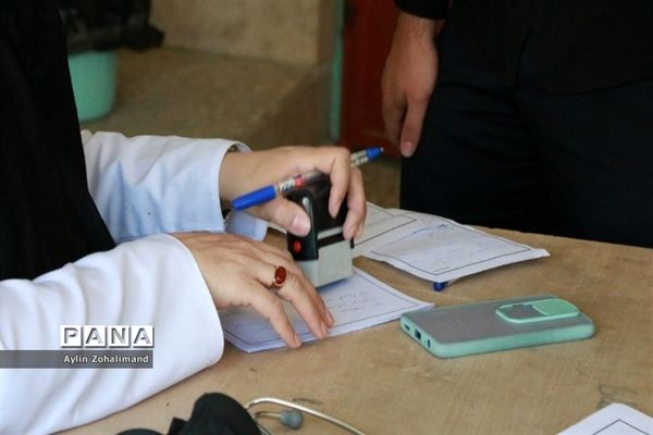 برگزاری اردوی جهادی پزشکی دبیرستان شهید‌بهایی در شهرستان رباط‌کریم