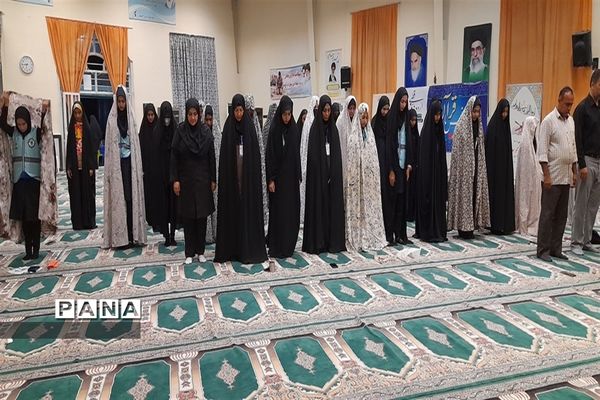 اقامه نماز در اردوی قطبی با حضور اعضای سازمان دانش‌آموزی