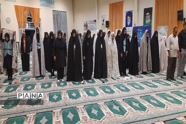 اقامه نماز در اردوی قطبی با حضور اعضای سازمان دانش‌آموزی