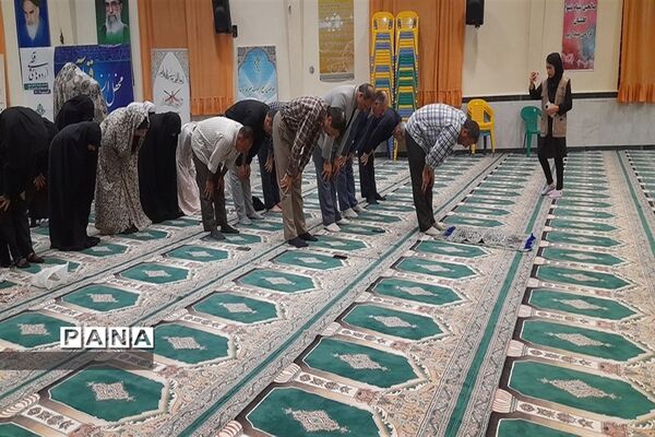 اقامه نماز در اردوی قطبی با حضور اعضای سازمان دانش‌آموزی
