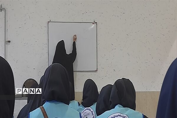 کلاس امداد و نجات با حضور اعضائ سازمان دانش‌آموزی در اردوی قطبی