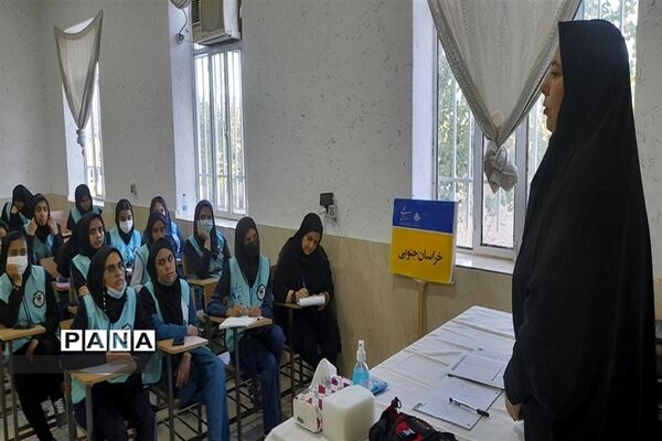 کلاس امداد و نجات با حضور اعضائ سازمان دانش‌آموزی در اردوی قطبی