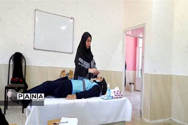 کلاس امداد و نجات با حضور اعضائ سازمان دانش‌آموزی در اردوی قطبی