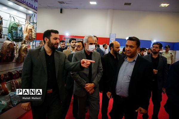 افتتاحیه هشتمین جشنواره و نمایشگاه ایران نوشت