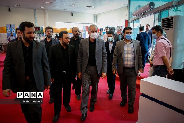 افتتاحیه هشتمین جشنواره و نمایشگاه ایران نوشت