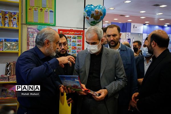 افتتاحیه هشتمین جشنواره و نمایشگاه ایران نوشت