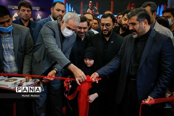 افتتاحیه هشتمین جشنواره و نمایشگاه ایران نوشت