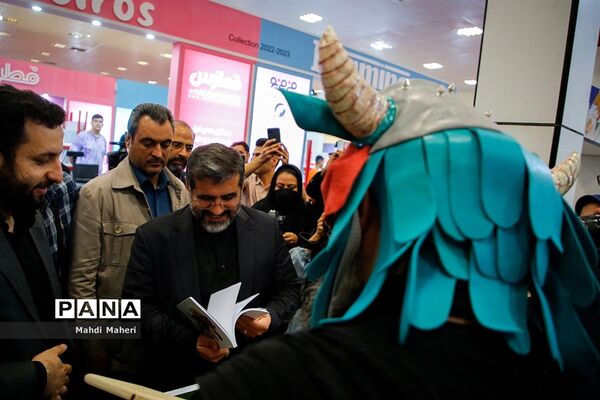 افتتاحیه هشتمین جشنواره و نمایشگاه ایران نوشت