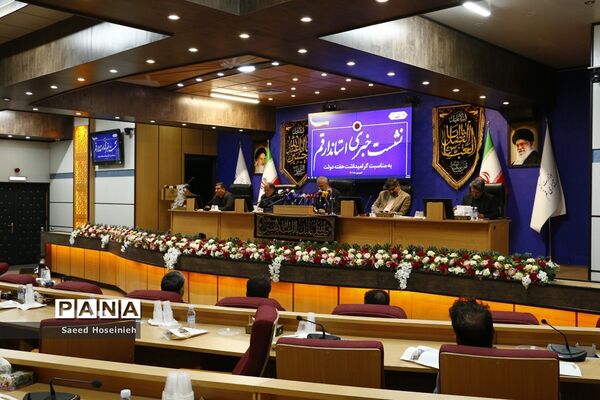 نشست رسانه‌ای استاندار قم به‌مناسبت هفته دولت