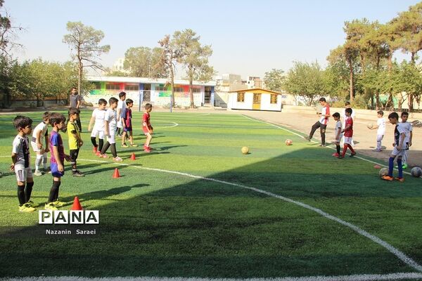 آموزش رشته ورزشی فوتبال در پایگاه تابستانی آموزشگاه 15خرداد اسلامشهر