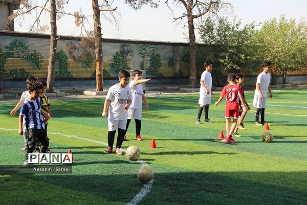 آموزش رشته ورزشی فوتبال در پایگاه تابستانی آموزشگاه 15خرداد اسلامشهر