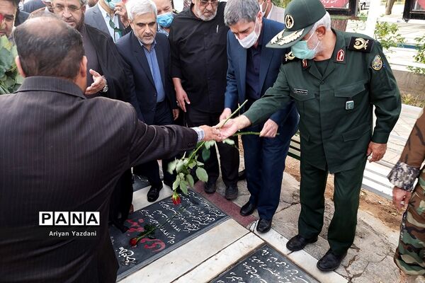 تجدید پیمان کارکنان دولت در شیراز با شهدا در اولین روز از هفته دولت
