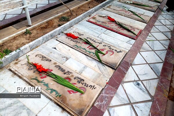 تجدید پیمان کارکنان دولت در شیراز با شهدا در اولین روز از هفته دولت