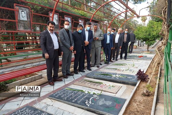 تجدید پیمان کارکنان دولت در شیراز با شهدا در اولین روز از هفته دولت