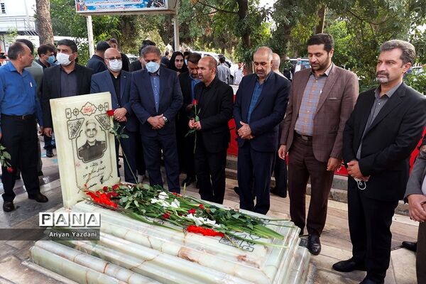 تجدید پیمان کارکنان دولت در شیراز با شهدا در اولین روز از هفته دولت