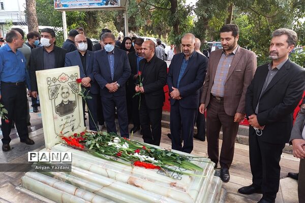 تجدید پیمان کارکنان دولت در شیراز با شهدا در اولین روز از هفته دولت