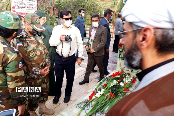 تجدید پیمان کارکنان دولت در شیراز با شهدا در اولین روز از هفته دولت