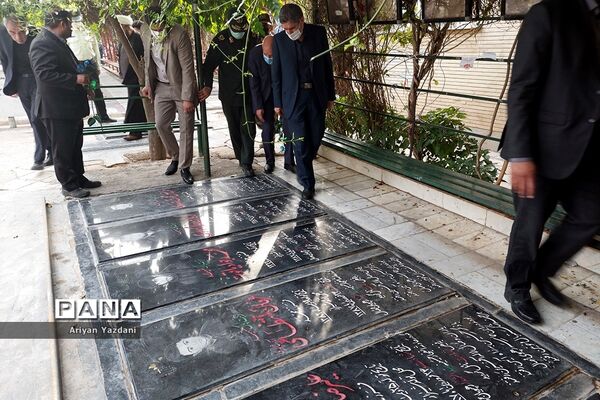 تجدید پیمان کارکنان دولت در شیراز با شهدا در اولین روز از هفته دولت