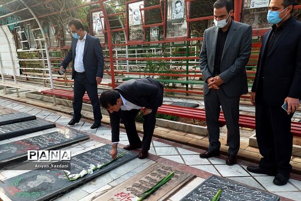 تجدید پیمان کارکنان دولت در شیراز با شهدا در اولین روز از هفته دولت