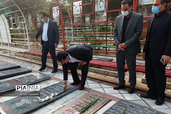 تجدید پیمان کارکنان دولت در شیراز با شهدا در اولین روز از هفته دولت