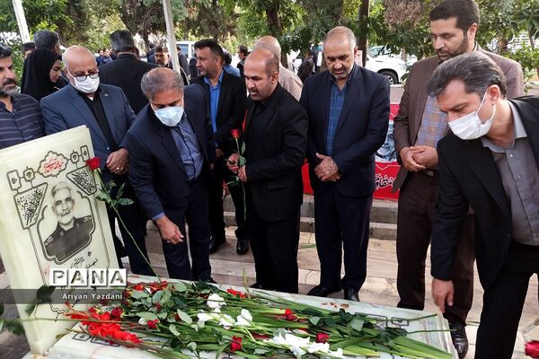 تجدید پیمان کارکنان دولت در شیراز با شهدا در اولین روز از هفته دولت