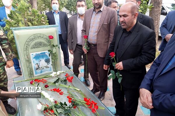 تجدید پیمان کارکنان دولت در شیراز با شهدا در اولین روز از هفته دولت