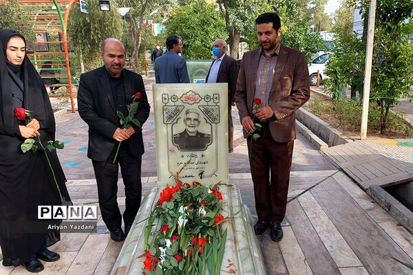 تجدید پیمان کارکنان دولت در شیراز با شهدا در اولین روز از هفته دولت