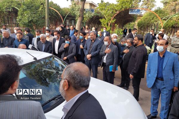 تجدید پیمان کارکنان دولت در شیراز با شهدا در اولین روز از هفته دولت