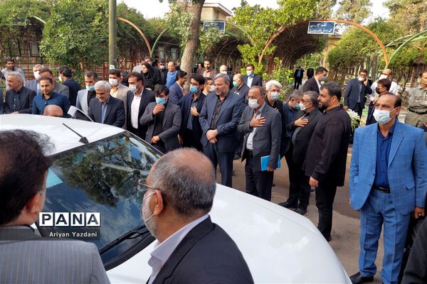 تجدید پیمان کارکنان دولت در شیراز با شهدا در اولین روز از هفته دولت