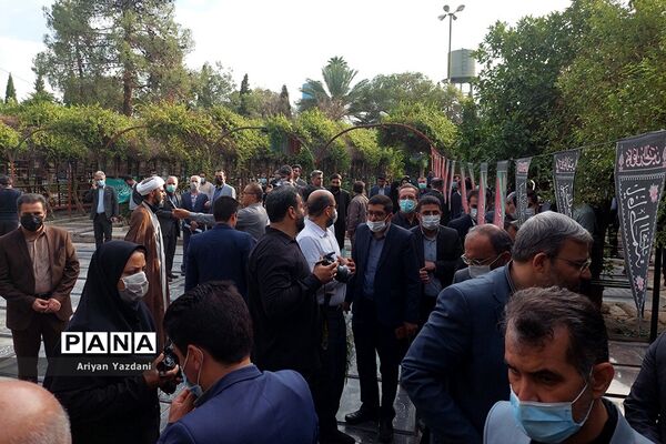 تجدید پیمان کارکنان دولت در شیراز با شهدا در اولین روز از هفته دولت