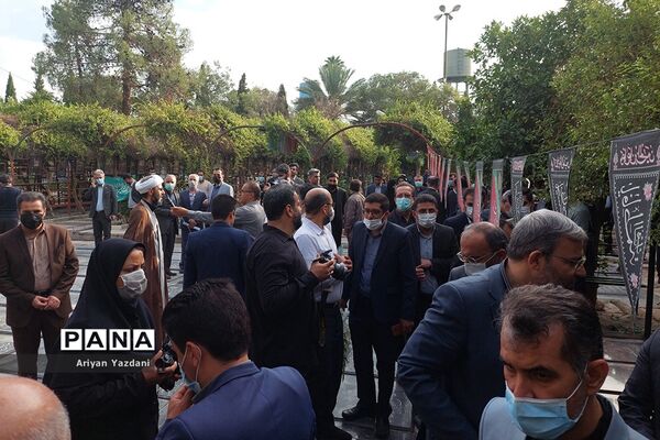 تجدید پیمان کارکنان دولت در شیراز با شهدا در اولین روز از هفته دولت