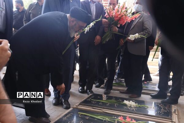غبارروبی مزار شهدا به‌مناسبت آغاز هفته دولت