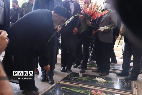غبارروبی مزار شهدا به‌مناسبت آغاز هفته دولت