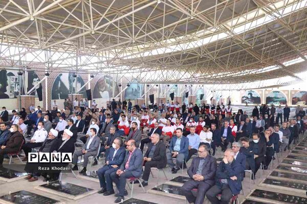 غبارروبی مزار شهدا به‌مناسبت آغاز هفته دولت