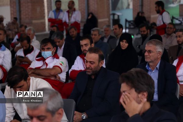 غبارروبی مزار شهدا به‌مناسبت آغاز هفته دولت