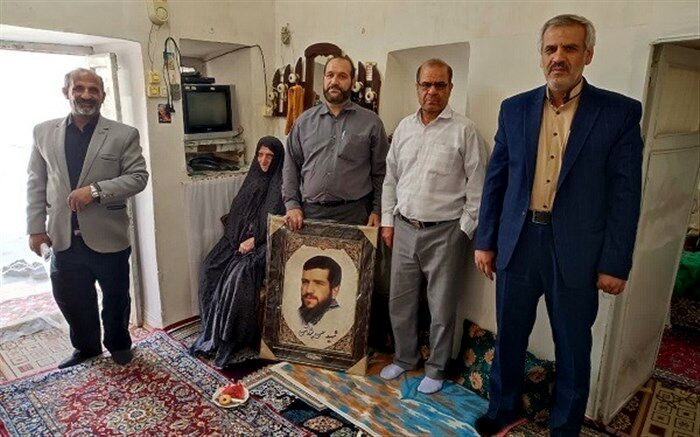 دیدار مدیر آموزش و پرورش کهک قم با خانواده شهدا