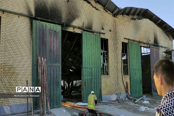آتش‌سوزی عظیم کارخانه یونولیت در شهرستان رباط‌کریم
