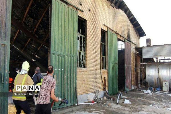 آتش‌سوزی عظیم کارخانه یونولیت در شهرستان رباط‌کریم