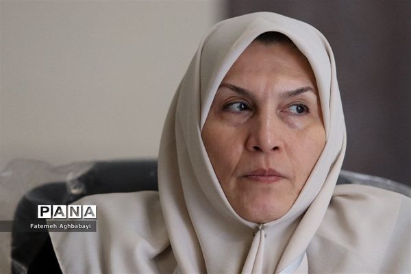 جلسه مدیرکل آموزش و پرورش چهارمحال و بختیاری با ناظران مسابقات دو و میدانی و شطرنج دانش‌آموزان دختر سراسر کشور