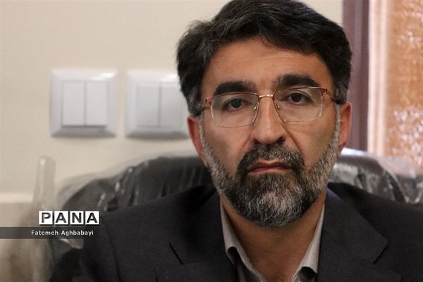 جلسه مدیرکل آموزش و پرورش چهارمحال و بختیاری با ناظران مسابقات دو و میدانی و شطرنج دانش‌آموزان دختر سراسر کشور