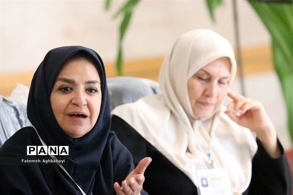 جلسه مدیرکل آموزش و پرورش چهارمحال و بختیاری با ناظران مسابقات دو و میدانی و شطرنج دانش‌آموزان دختر سراسر کشور