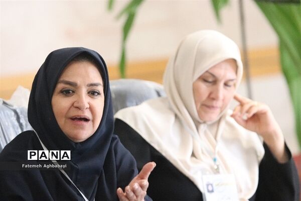 جلسه مدیرکل آموزش و پرورش چهارمحال و بختیاری با ناظران مسابقات دو و میدانی و شطرنج دانش‌آموزان دختر سراسر کشور