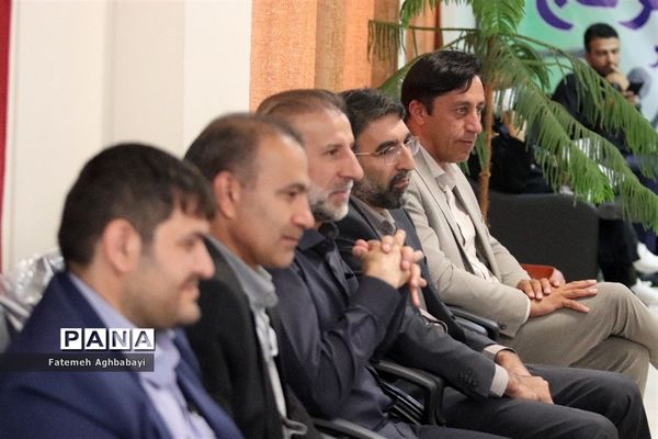 جلسه مدیرکل آموزش و پرورش چهارمحال و بختیاری با ناظران مسابقات دو و میدانی و شطرنج دانش‌آموزان دختر سراسر کشور