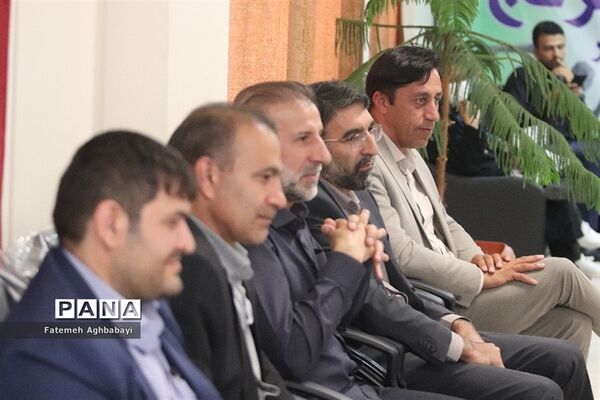 جلسه مدیرکل آموزش و پرورش چهارمحال و بختیاری با ناظران مسابقات دو و میدانی و شطرنج دانش‌آموزان دختر سراسر کشور
