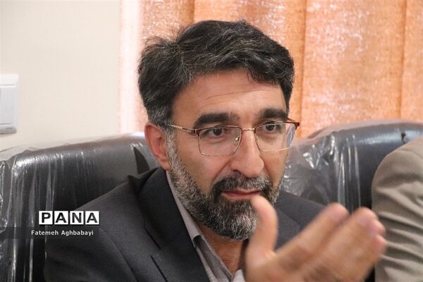 جلسه مدیرکل آموزش و پرورش چهارمحال و بختیاری با ناظران مسابقات دو و میدانی و شطرنج دانش‌آموزان دختر سراسر کشور