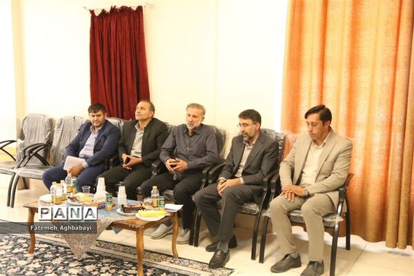 جلسه مدیرکل آموزش و پرورش چهارمحال و بختیاری با ناظران مسابقات دو و میدانی و شطرنج دانش‌آموزان دختر سراسر کشور