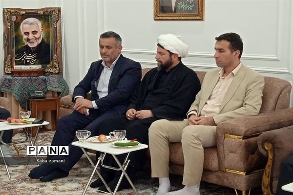 دیدار فرماندار و امام جمعه سرخ رود با خانواده شهید بهرام طهماسبی